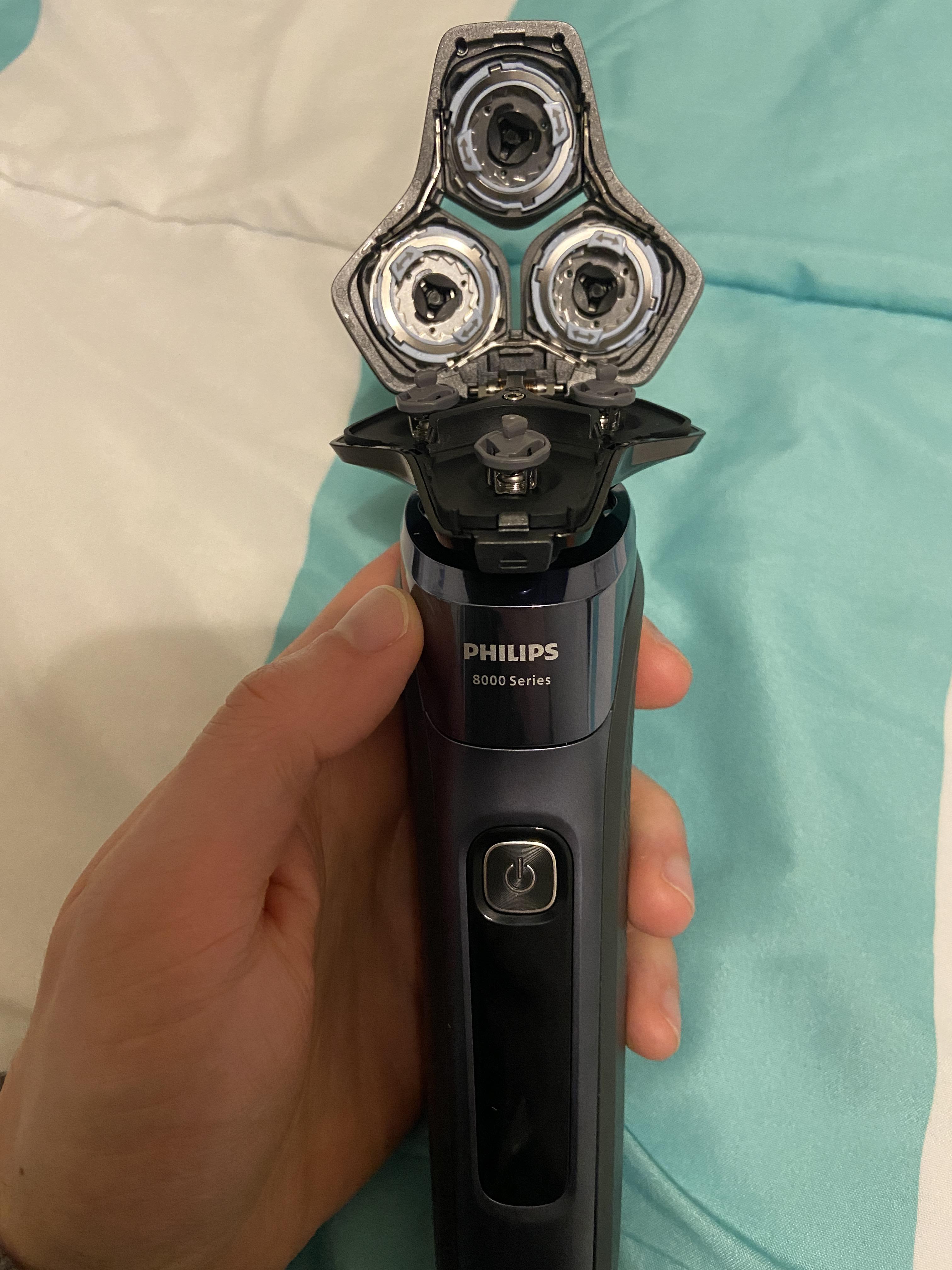 Shaver series 9000 Wet & Dry electric shaver with SkinIQ S9985/50