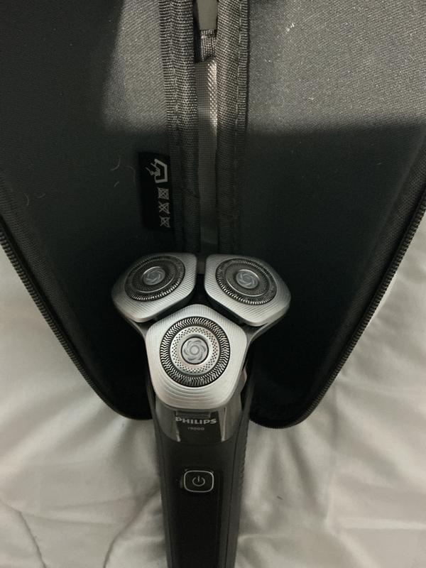 Shaver series 9000 Wet & Dry electric shaver with SkinIQ S9985/50