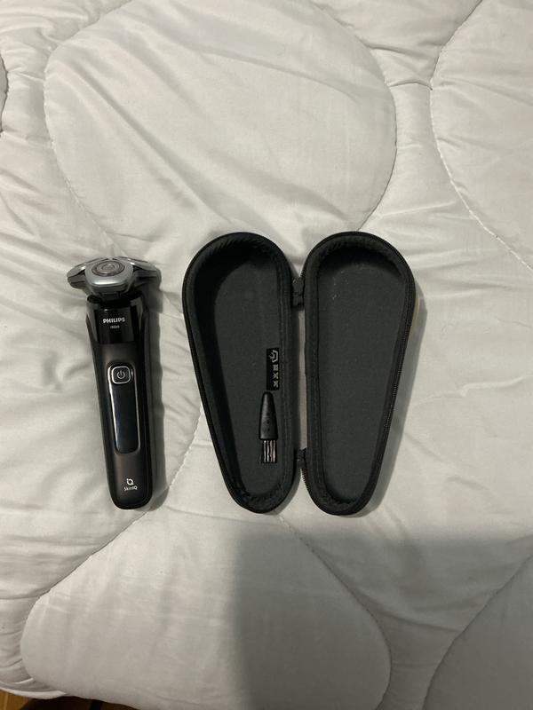 Shaver series 9000 Wet & Dry electric shaver with SkinIQ S9985/50