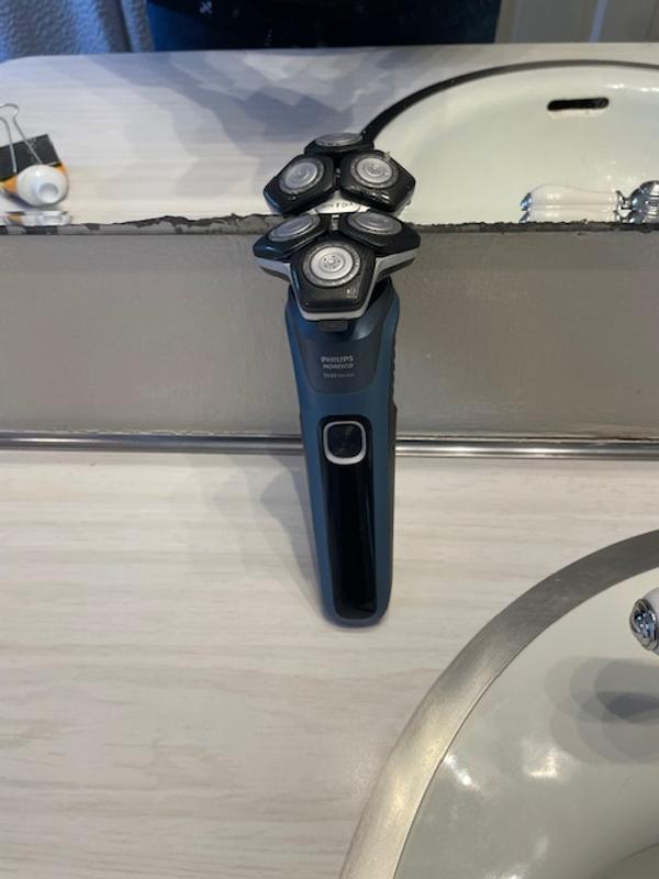 Shaver Series 5000 Wet & Dry electric shaver S5880/81 | Norelco