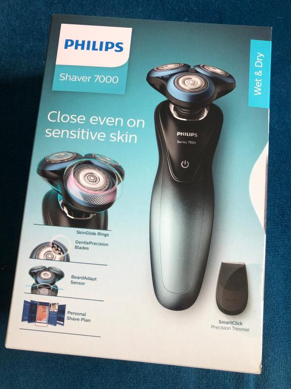 Shaver series 7000 Wet and dry electric shaver S7930/16
