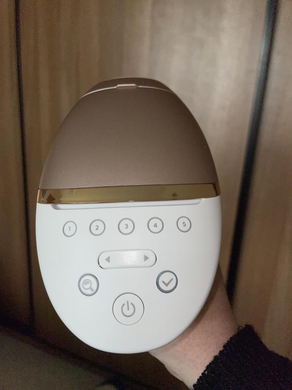 Lumea IPL 8000 Series IPL Hair removal device with SenseIQ BRI940