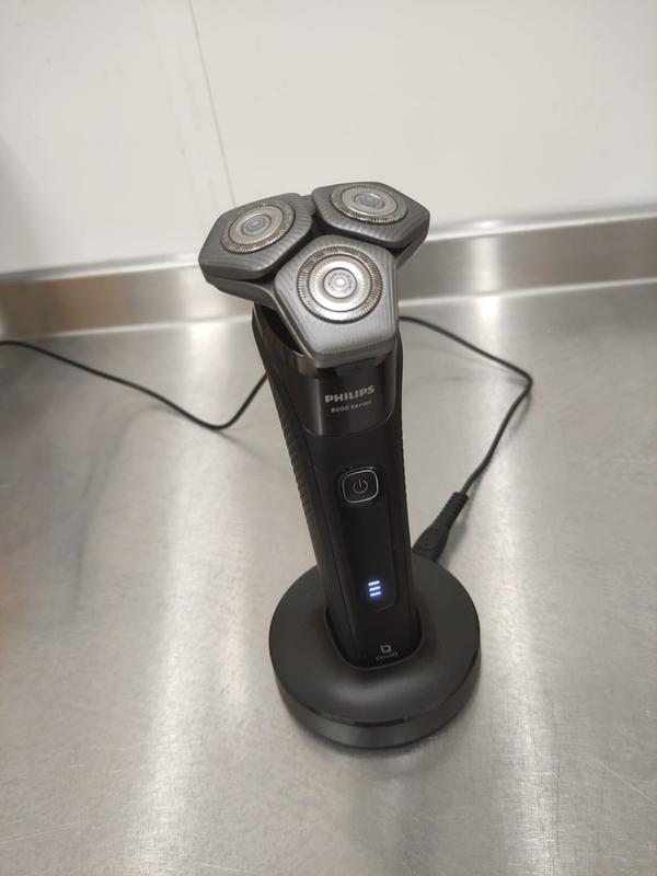 Shaver series 9000 Wet & Dry electric shaver with SkinIQ S9985/50