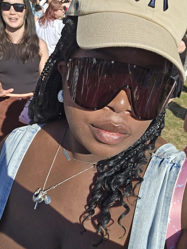 ON SET - Oversized Wrap Shield Sunglasses – Quay Australia display picture 3
