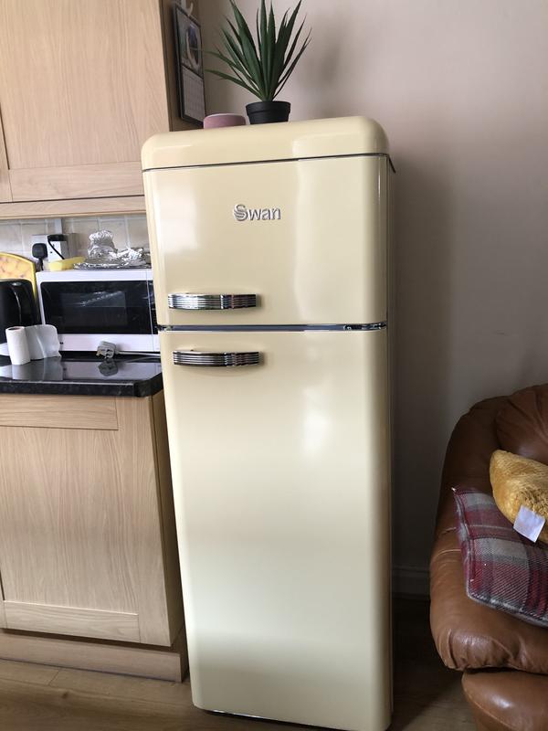 Swan cream 2024 fridge freezer