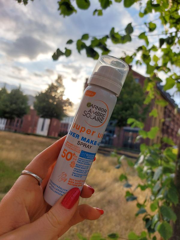 Garnier Ambre Solaire Over Makeup Super UV Schutz Spray LSF50+ – Mit Hyaluron & Vitamin E, Unsichtbar, Nicht Fettend