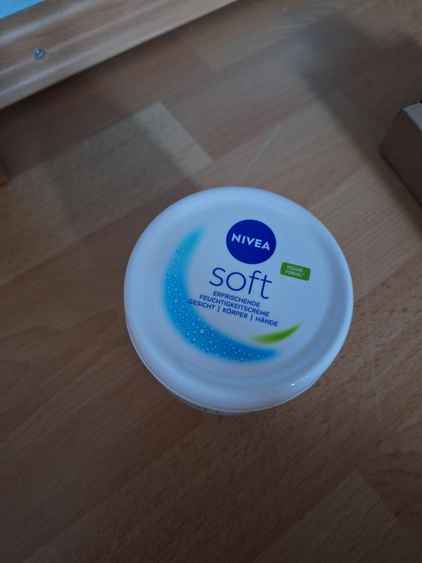 NIVEA SOFT Feuchtigkeitscreme 48H – 50 Ml, Mit Jojobaöl & Vitamin E, Vegane Formel, Für Gesicht & Körper