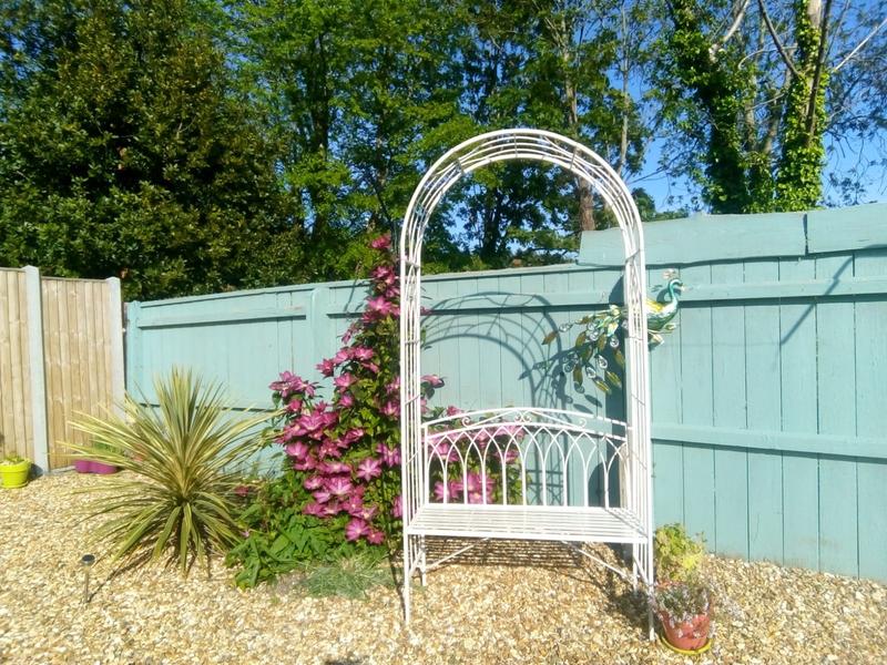 Charles Bentley Garden White Wrought Iron Shabby Chic Garden Outdoor Arch Archway & 2 Seater Bench