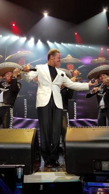 Concert Review: Luis Miguel solid in Gainbridge Fieldhouse performance