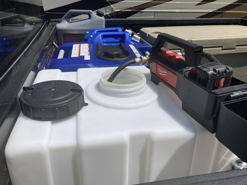 Use tank with cordless pump