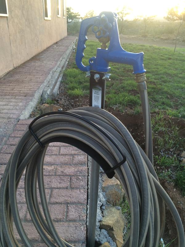 Mounted to outdoor faucet with U-bolt