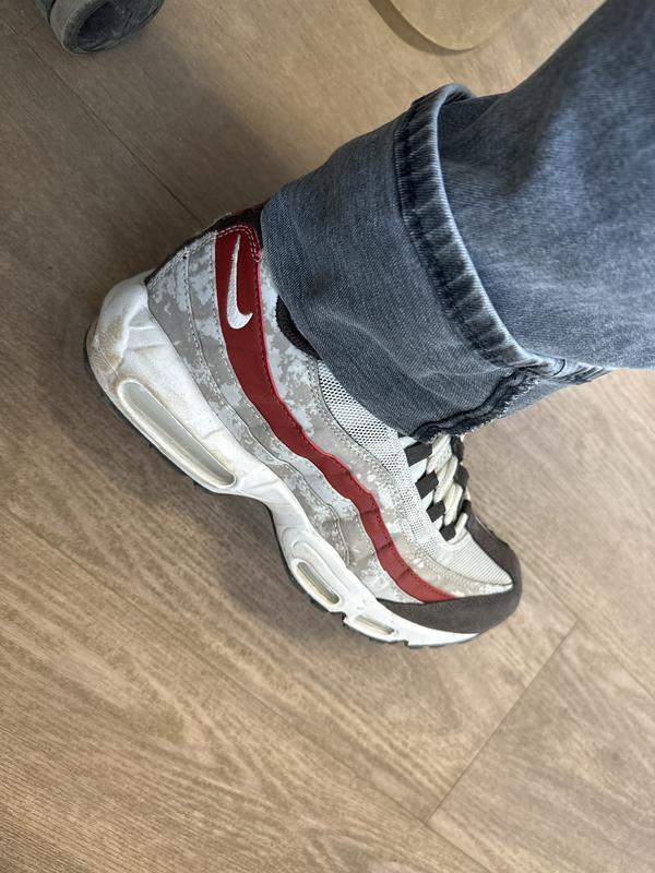 Nike Chaussures Air Max 95 SE Social F.C. Gris Blanc Kaki Rouge