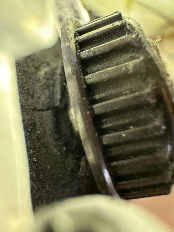 Plastic completely disintegrated at the back of the drive cog