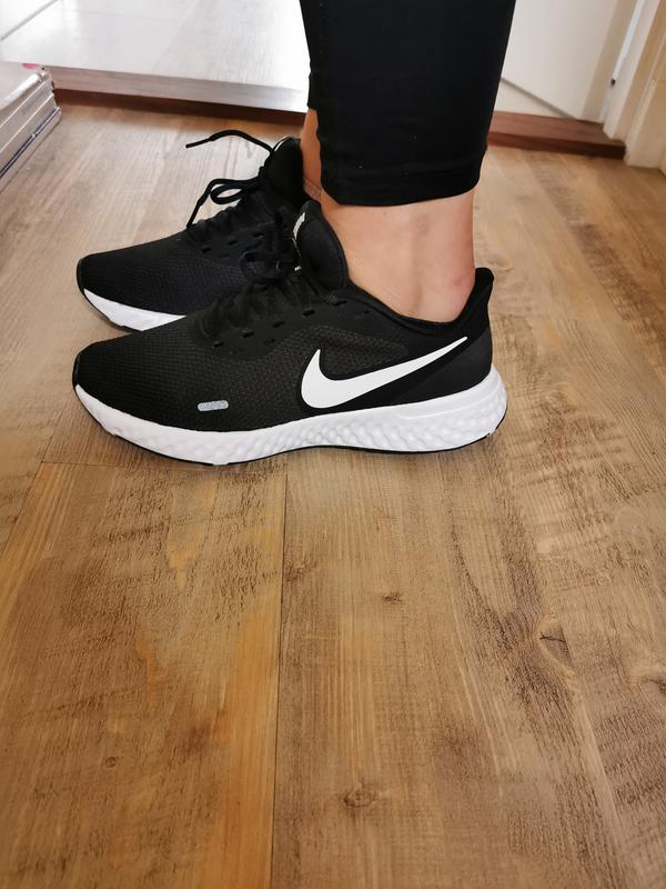 nike revolution 5 on foot