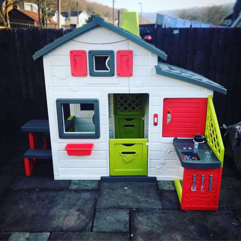 smoby friends playhouse with picnic table