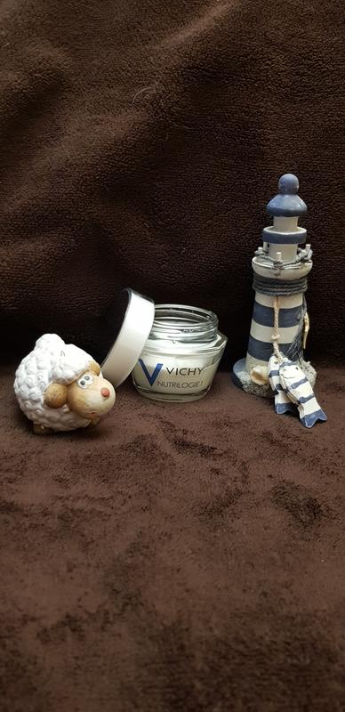 Die Creme kommt mit an die Ostsee