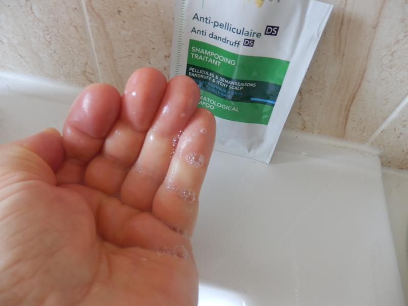 It lather enough to wash well the hair, but not excessively
